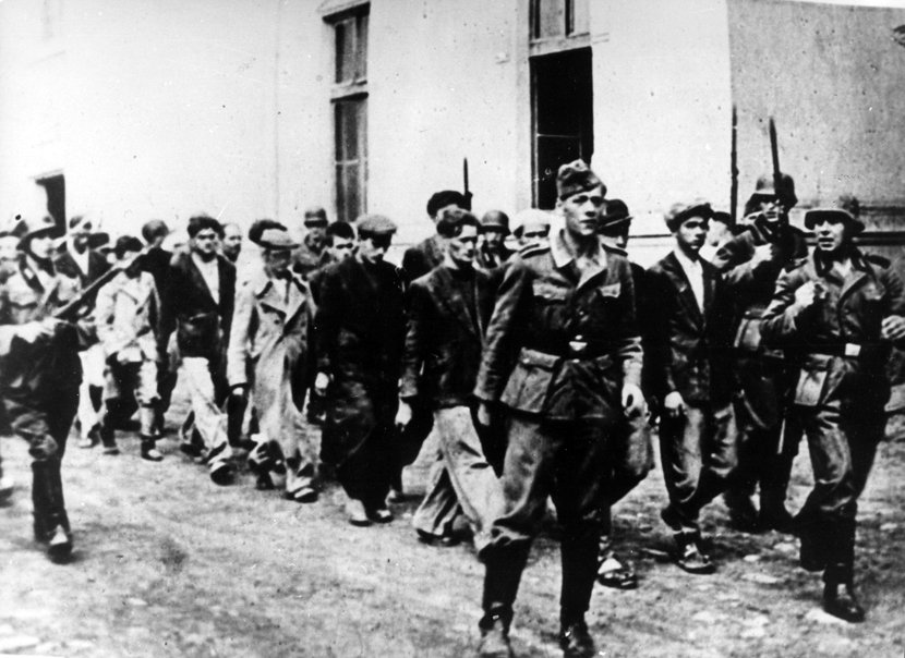 German_Soldierss_arresting_in_1941_people_in_Kragujevac-830x0.jpg