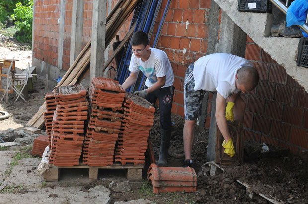 08-02-KRALJEVO00-Volonteri-pomazu.jpg