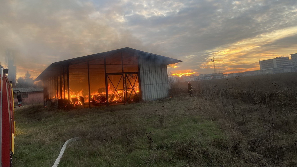 izgoreo-hangar-sa-senom.jpg